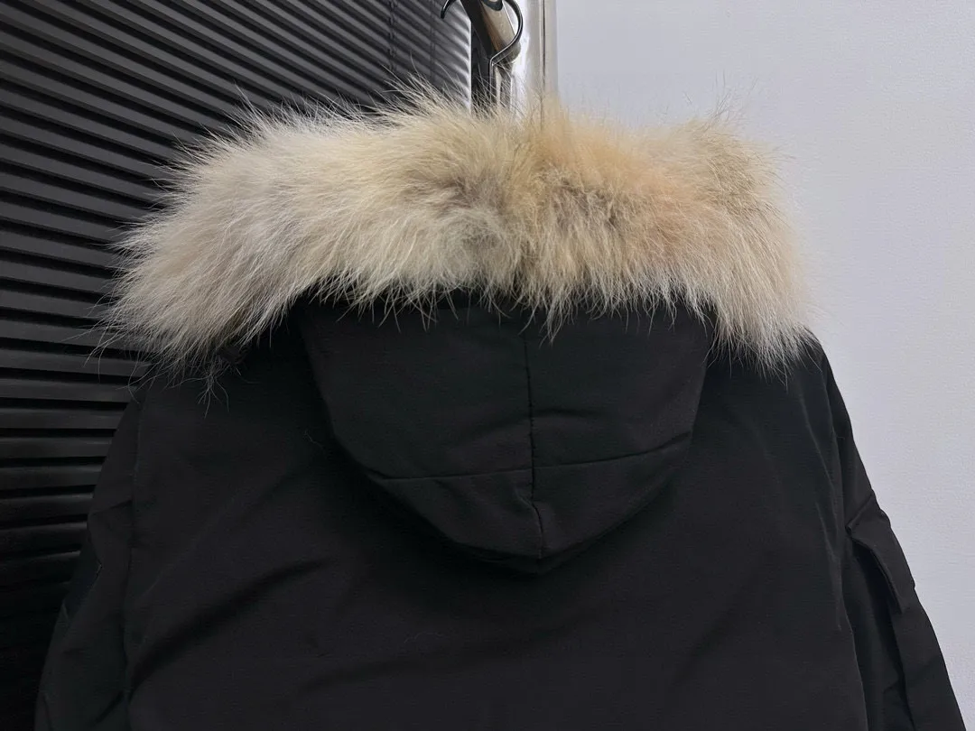 P780 Top Purchasing Version (Wolf Hair Optional) 🇨🇦CANADA GOOES 24 new models 08 models/couple models Factory direct supply: supplying global purchasing agents, micro-business, entities, Tmall, high-end stalls and studio cooperation, free shipping! Canada Goose Expedition Parka 2008 is the same style for men and women. It is mid-length and the most timeless classic. All Arctic and Antarctic scientific expedition teams choose Canada Goose as their cold-proof equipment. It is the Rolls-Royce of down jackets. ➖ Industry-leading anti-counterfeiting chip sensing. ➖ Imported Behringer embroidery machines and customized embroidery labels, the highest level and industry leading. ➖ Imported Korean 21-count polyester-cotton blended original fabric, TC85 waterproof coated fabric, water-repellent, windproof and wear-resistant. ➖ The new national standard 80 white duck down is filled with an average of 520 grams of down. The amount of down filled is industry-leading. ➖ 100% nylon lining with double double-layer sealing design to prevent velvet running, and seamless thread design on the cuffs! ➖ Western Canadian Green Wolf Collar. ➖ Yoshida YKK provides original factory-customized electroplated sliders. YKK two-way lockable zippers are tight and smooth and do not peel off paint. ➖ 3M composite Velcro is durable and the accessories and hardware are all custom-made. Note: Our copywriting is only simple and clear. Instead of bragging about the copywriting, it is better to compare and understand with samples. Only for the purest goose, the most dedicated, the most professional, the highest quality, the highest cost performance!  Size:XS-XXL